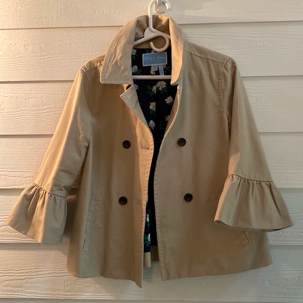 Draper James short all-weather coat. Size 6. Flares at bottom. midi sleeves